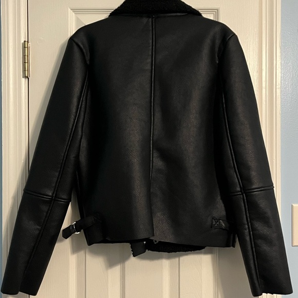 Jou Jou Vegan Faux Leather Crop Moto Jacket Large Faux Fur Collar NWT - Picture 2 of 4